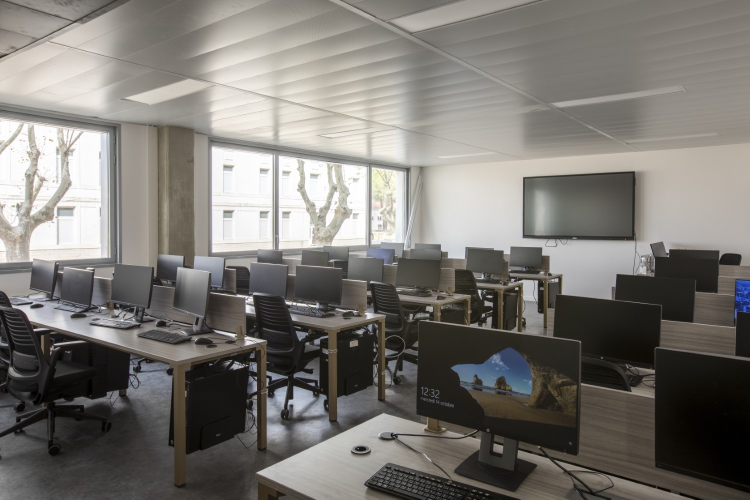 Salle informatique équipée au campus ESMA Montpellier