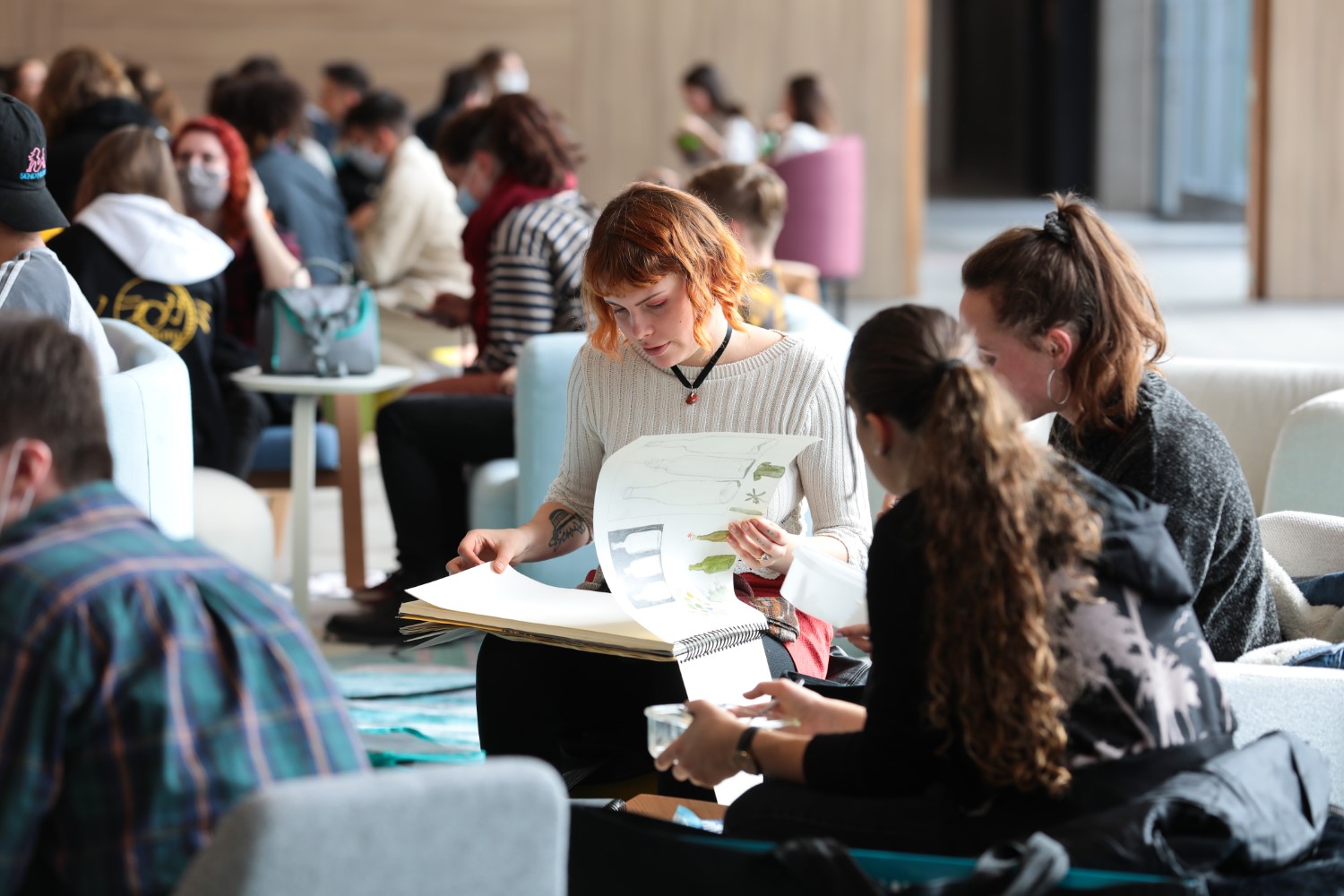 Étudiante présentant un carnet de croquis à l’ESMA Nantes