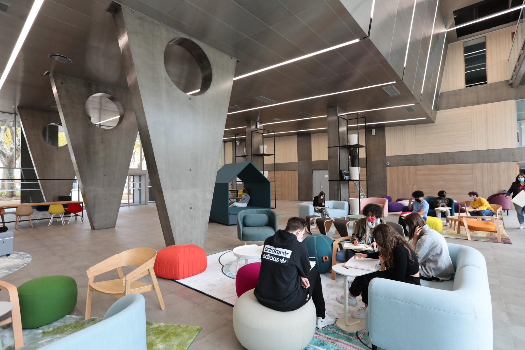 Étudiants travaillant dans un espace détente du campus de Nantes