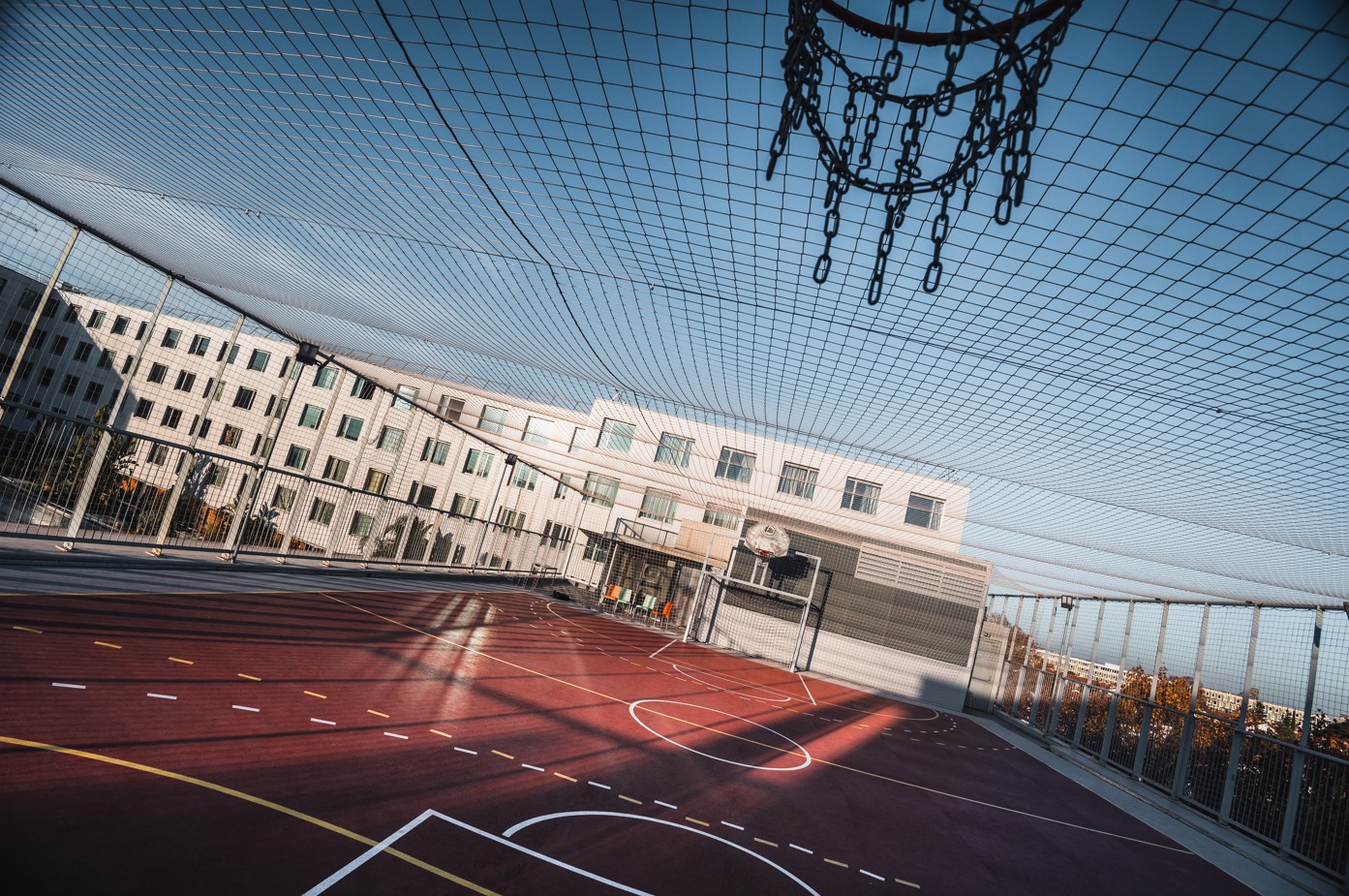 Terrain de sport extérieur du campus ESMA Montpellier