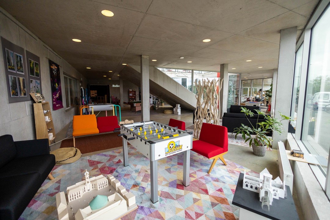 Relaxation area on the ESMA 3D Rennes campus with table football and colourful furniture