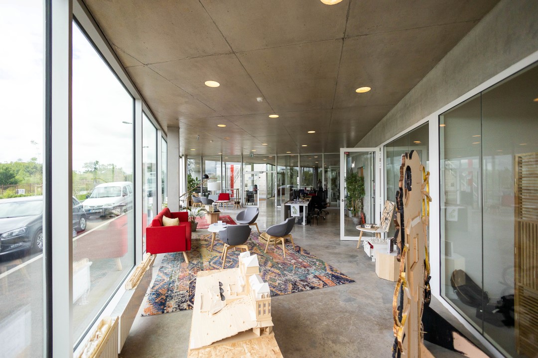 Relaxation and coworking area on the ESMA 3D Rennes campus with designer furniture