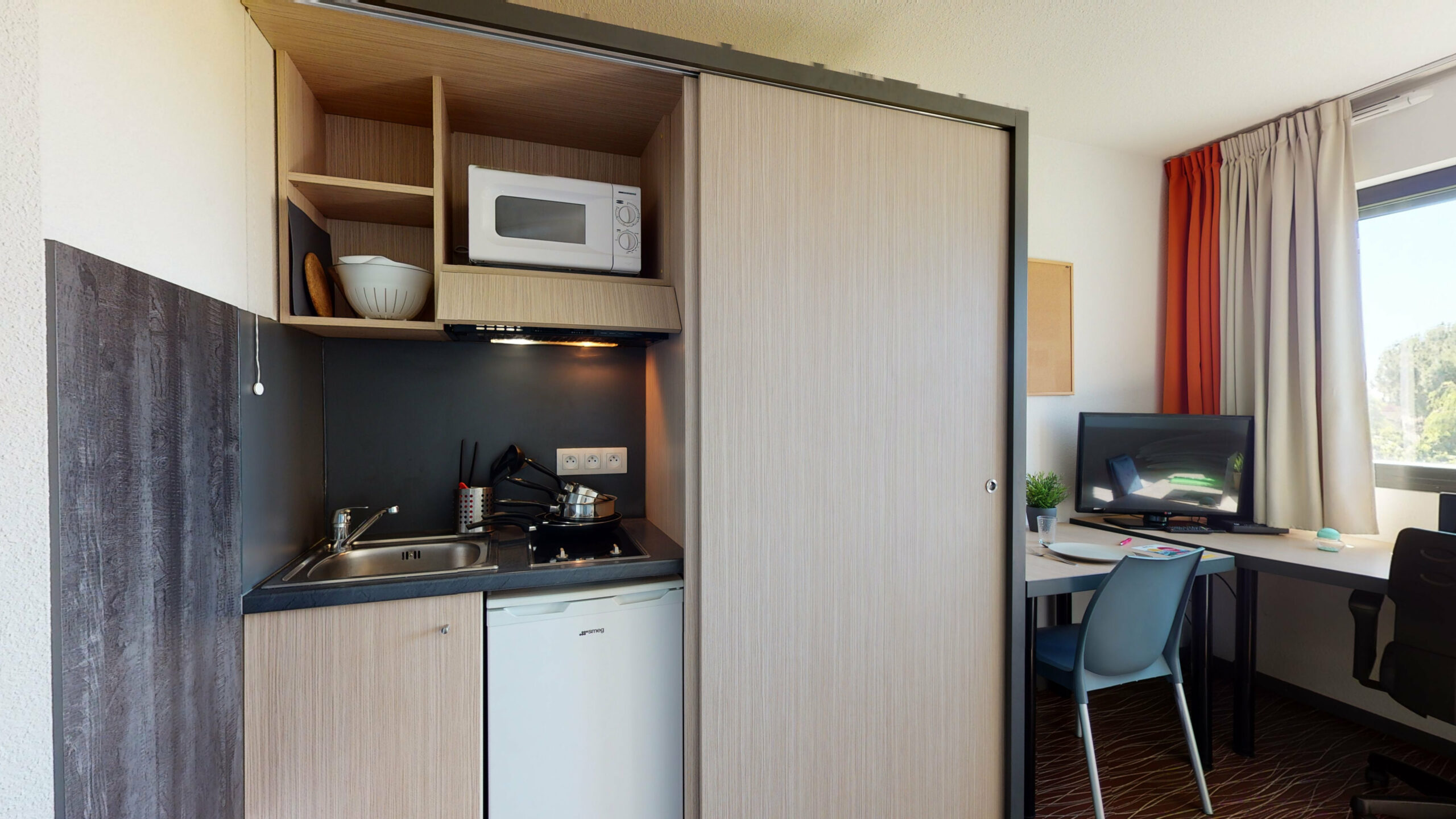 Fully-equipped kitchenette in a student studio at the Artemisia residence in Toulouse