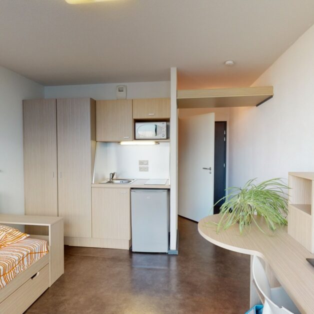 Appartement étudiant meublé à Nantes dans la résidence Artemisia avec lit, bureau et kitchenette équipée
