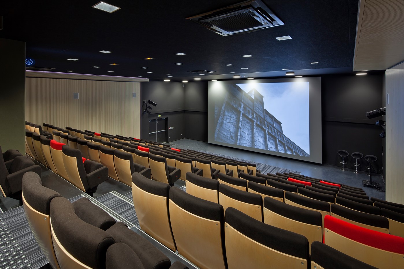 ESMA 3D Toulouse campus projection room with large screen and bleachers