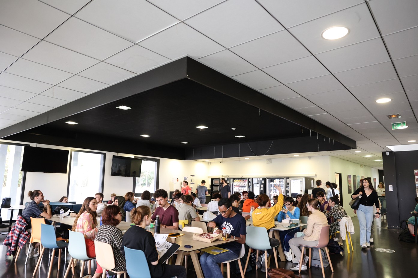 ESMA 3D students in the cafeteria on the Toulouse campus