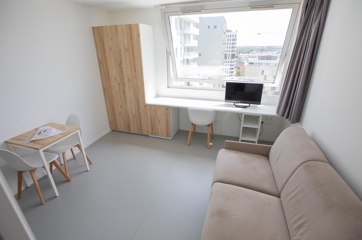 Bright student studio with desk and dining area - Résidence Artemisia Rennes