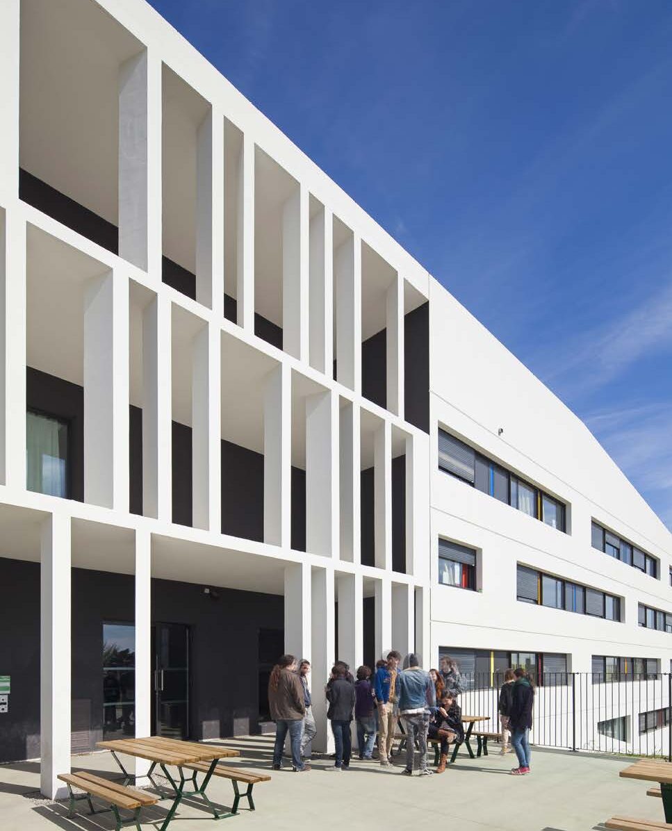 Modern façade of the ESMA 3D Toulouse campus with outdoor students