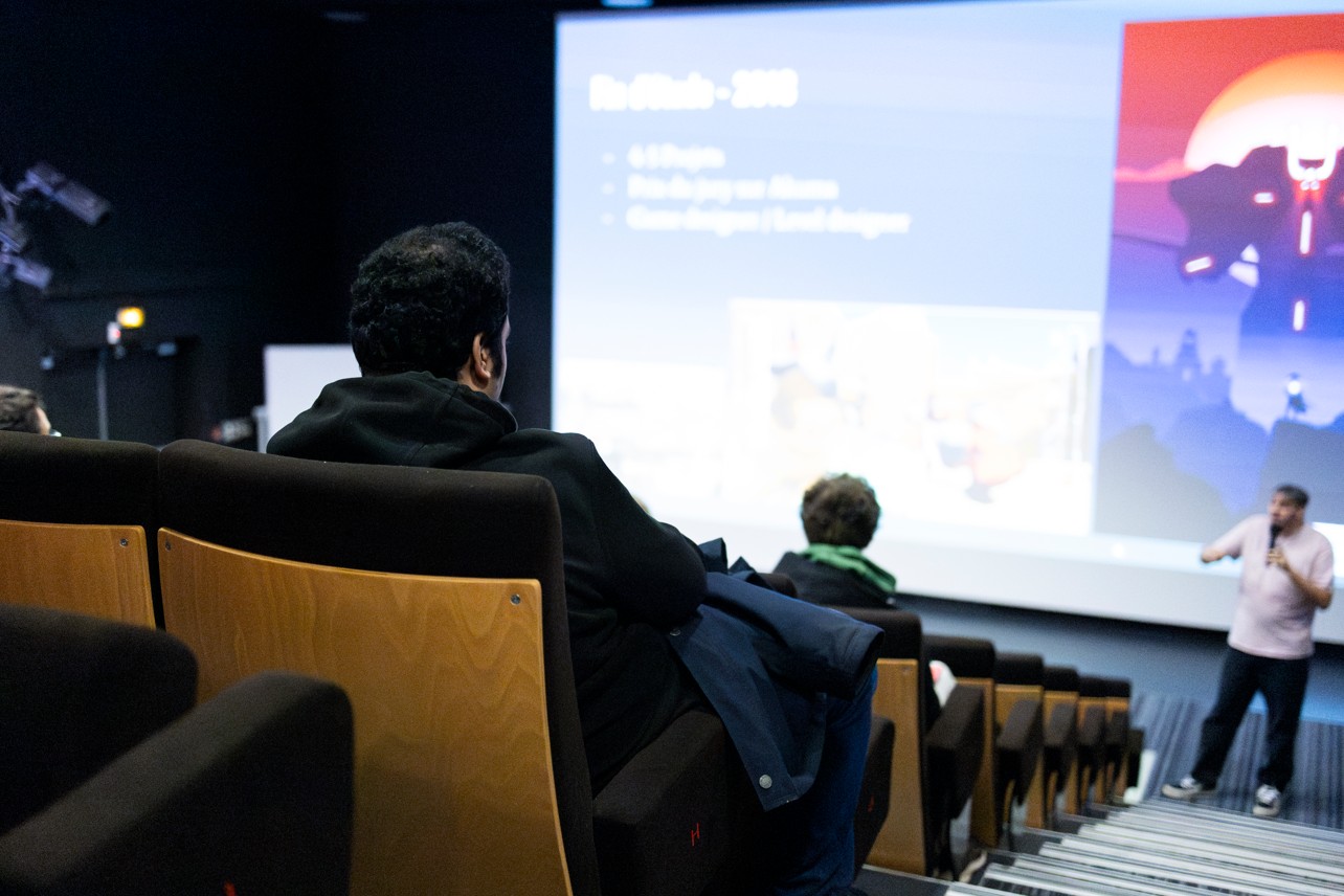 Conference with projection in an amphitheatre in front of students.