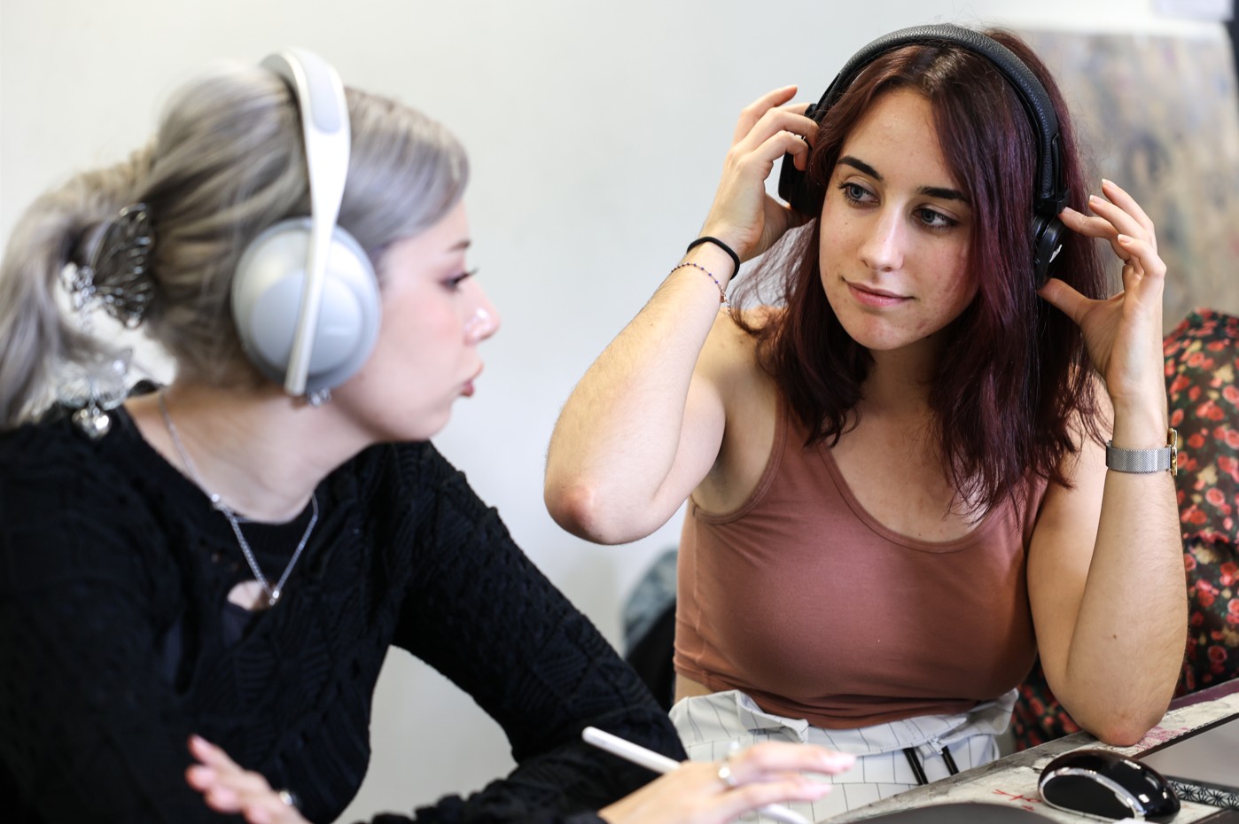 Two students from ESMA 3D Toulouse in discussion during a digital creation exercise
