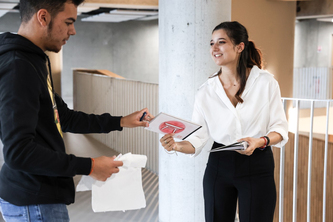 Deux étudiants échangent autour d’un projet artistique à l’ESMA.