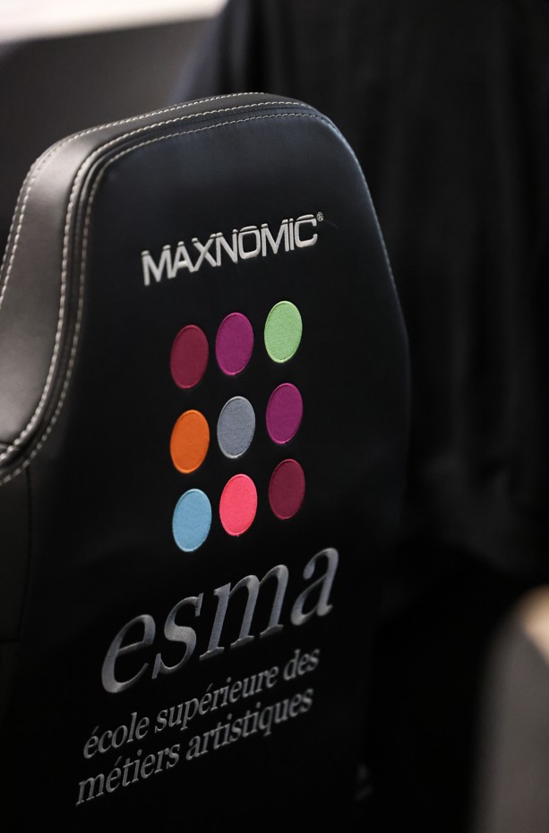Dossier de fauteuil ergonomique floqué avec le logo coloré de l’ESMA et la mention « école supérieure des métiers artistiques ».