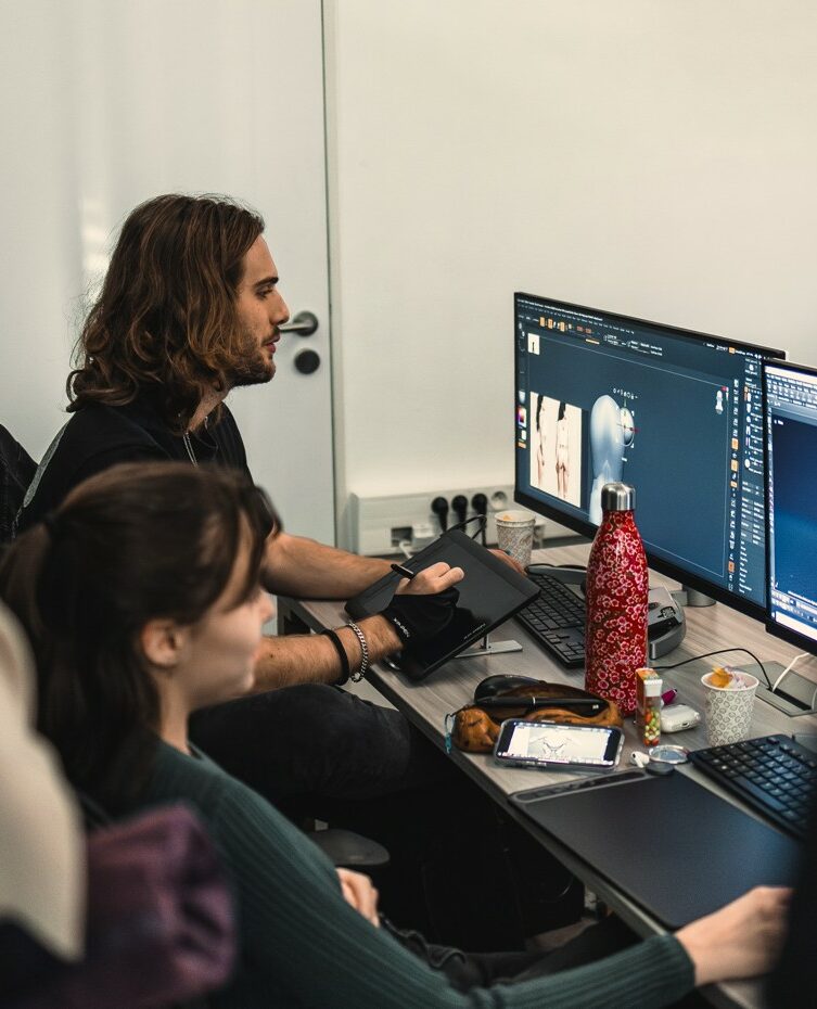 Étudiants travaillant sur des projets de modélisation 3D à l’ESMA.