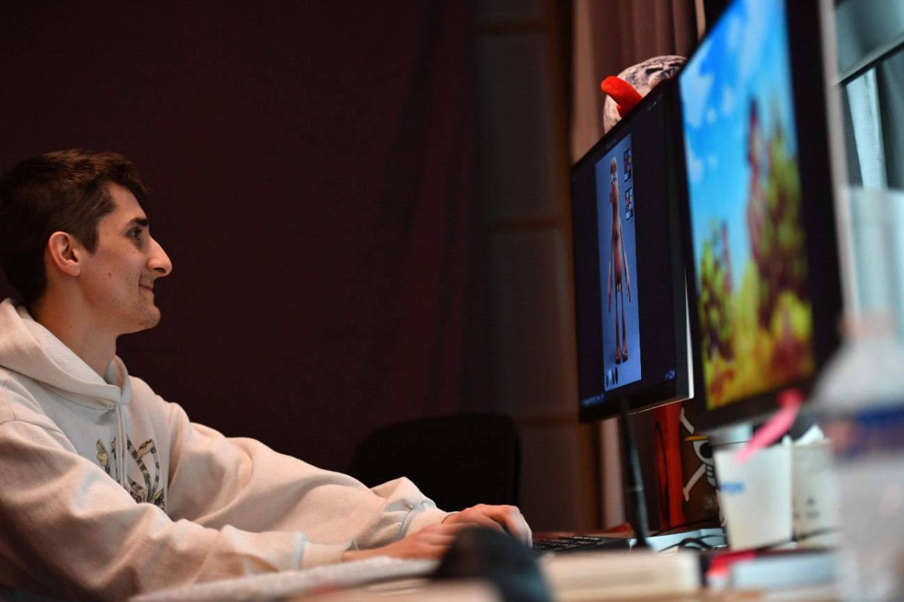 Étudiant en cinéma d’animation 3D et effets spéciaux travaillant sur un personnage numérique.