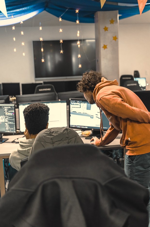 Deux étudiants travaillant sur un projet de jeu vidéo à l’ESMA Montpellier