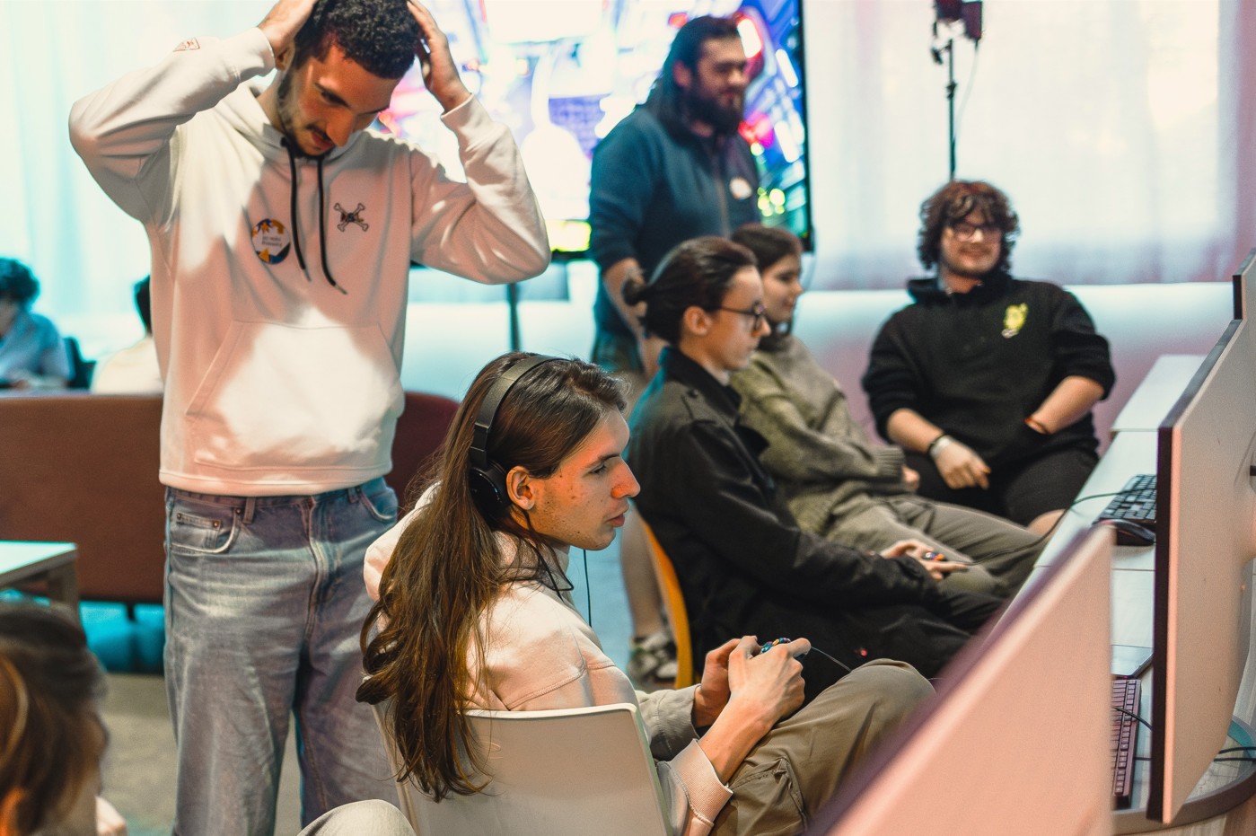 Étudiants en jeu vidéo travaillant sur consoles et ordinateurs à l’ESMA Montpellier