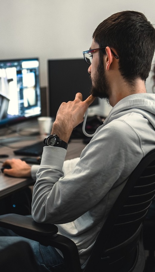 Étudiant en création numérique concentré devant un double écran à l’ESMA.