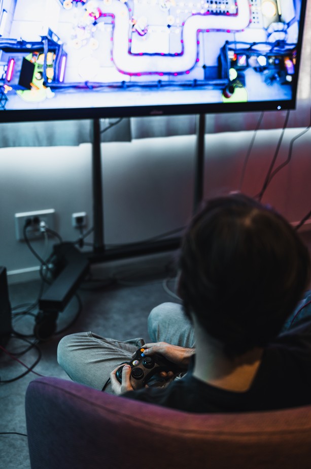 Étudiant en train de jouer sur console à l’ESMA