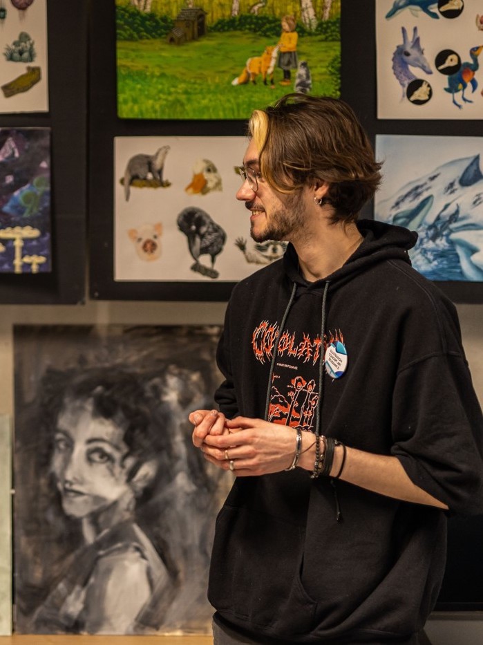 Étudiant de l’ESMA présentant ses travaux artistiques lors des Journées Portes Ouvertes