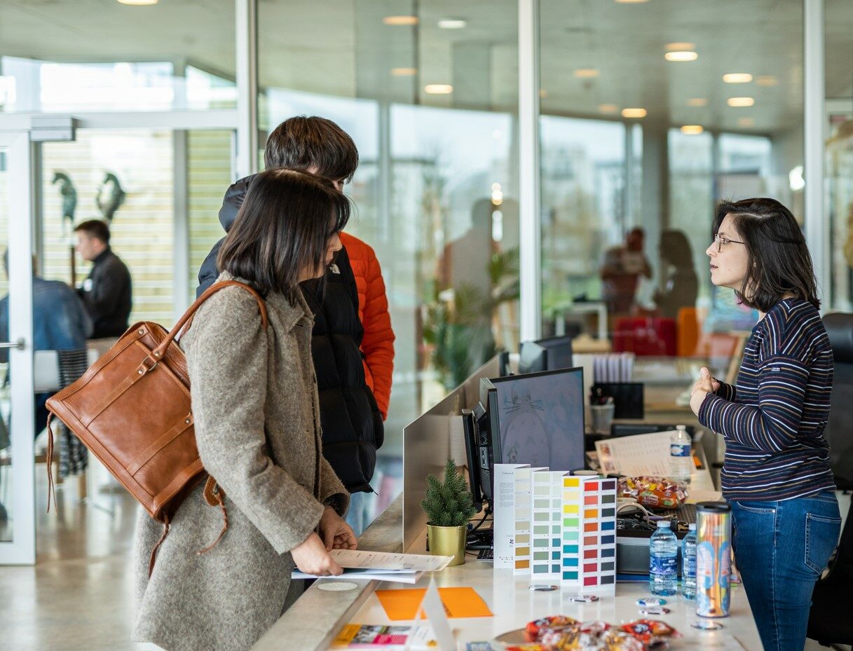 Welcome to the ESMA Rennes campus during the Open Days, with discussions between visitors and staff