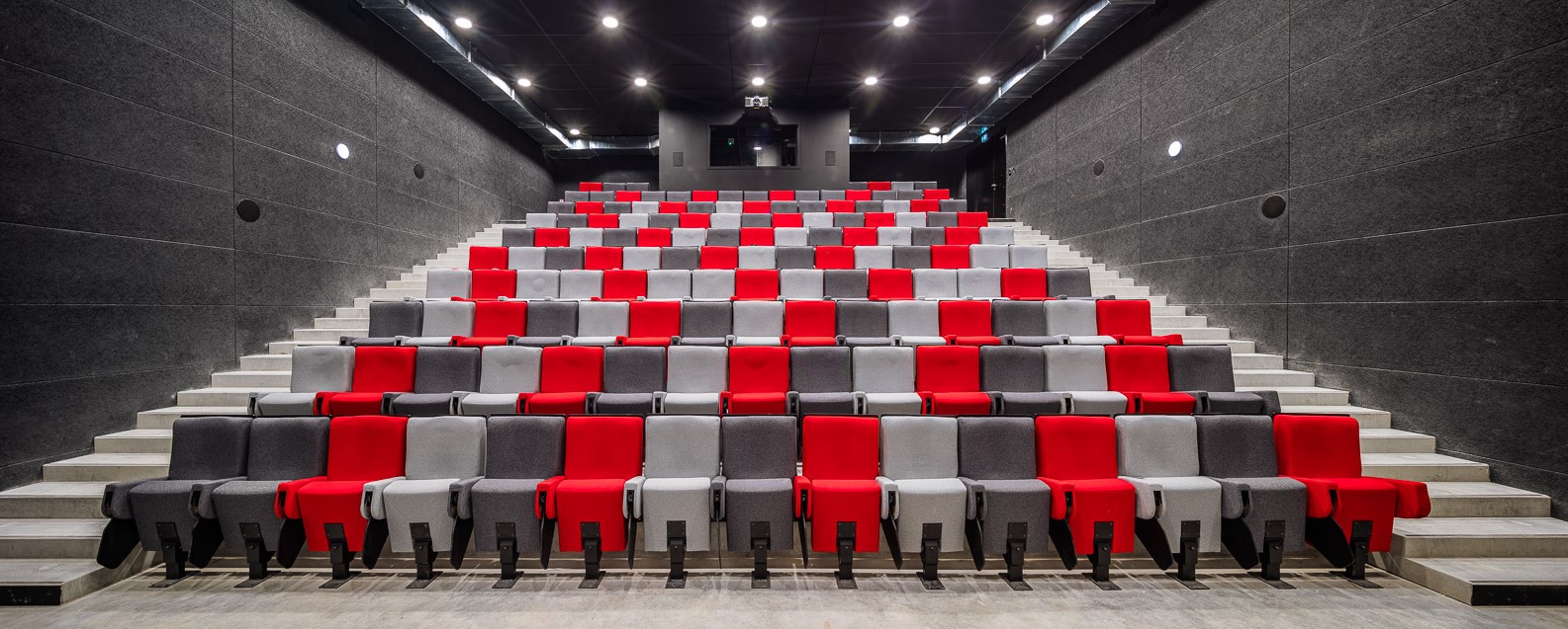 Modern amphitheatre on the ESMA 3D Rennes campus with red and grey seats