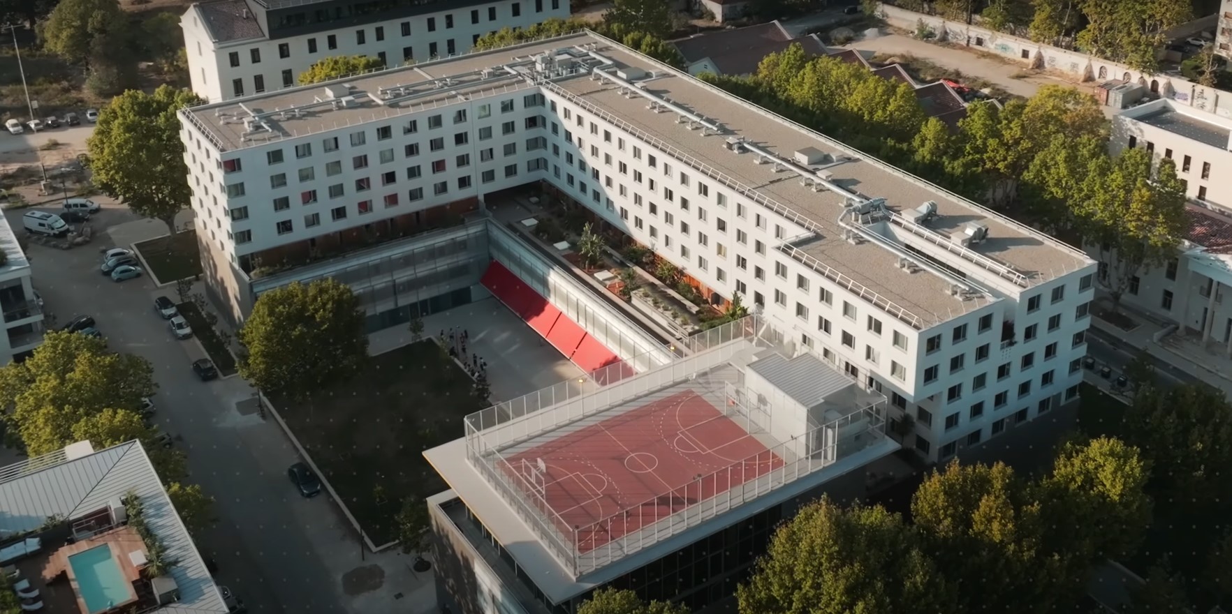 Vue aérienne du campus ESMA 3D de Montpellier avec terrain de sport sur le toit