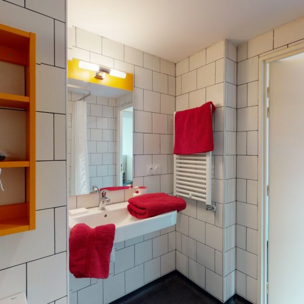 Salle de bain étudiante moderne dans la résidence Artemisia à Nantes