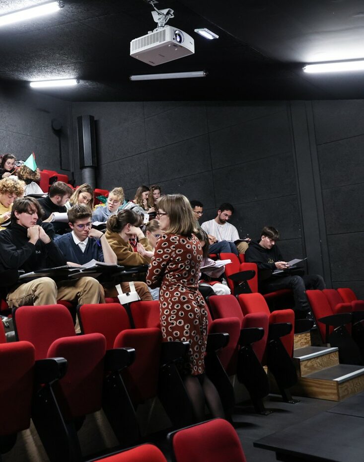 Étudiants de l’ESMA Nantes en cours magistral dans un amphithéâtre.