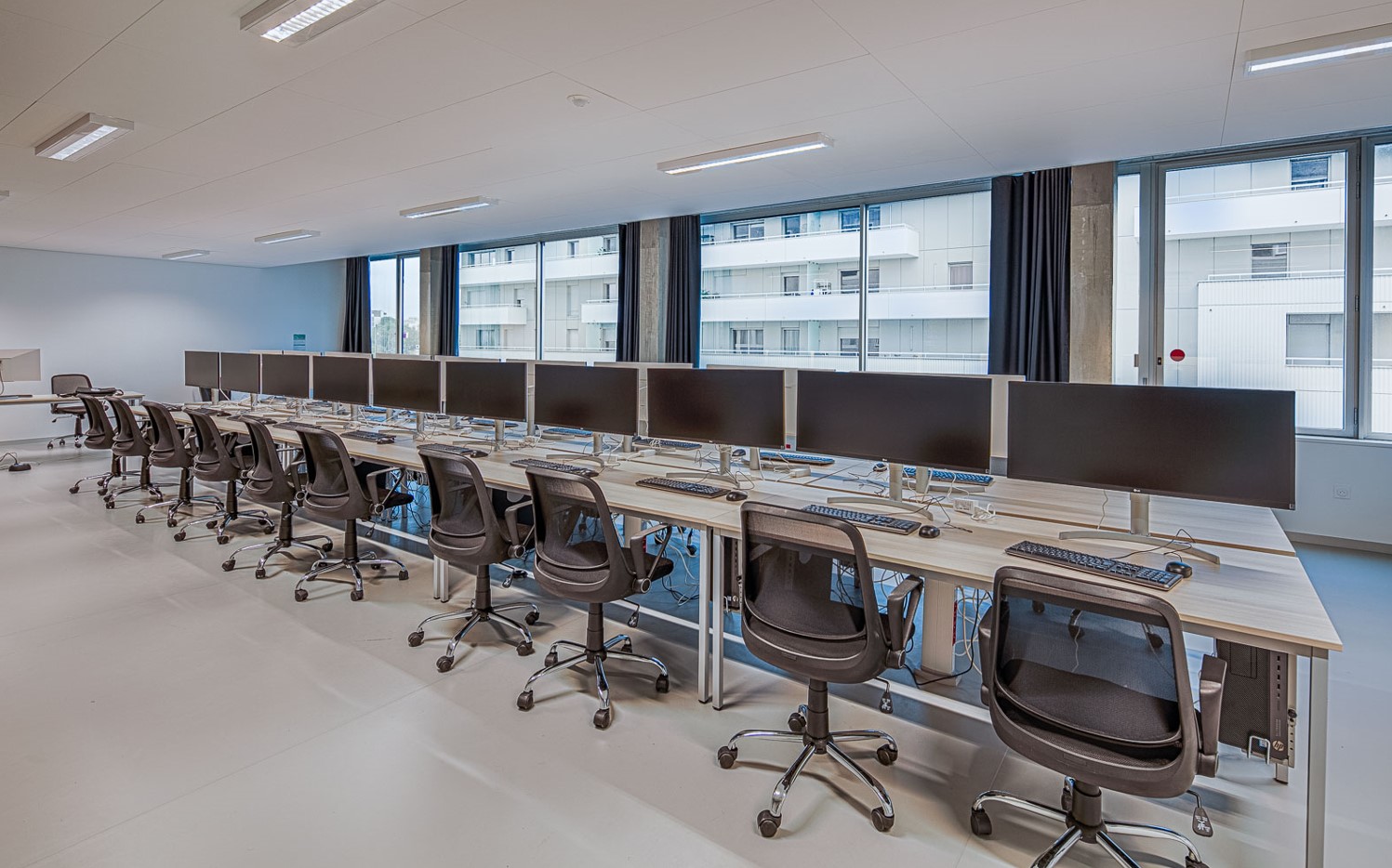 Computer room on the ESMA 3D Rennes campus equipped with modern workstations