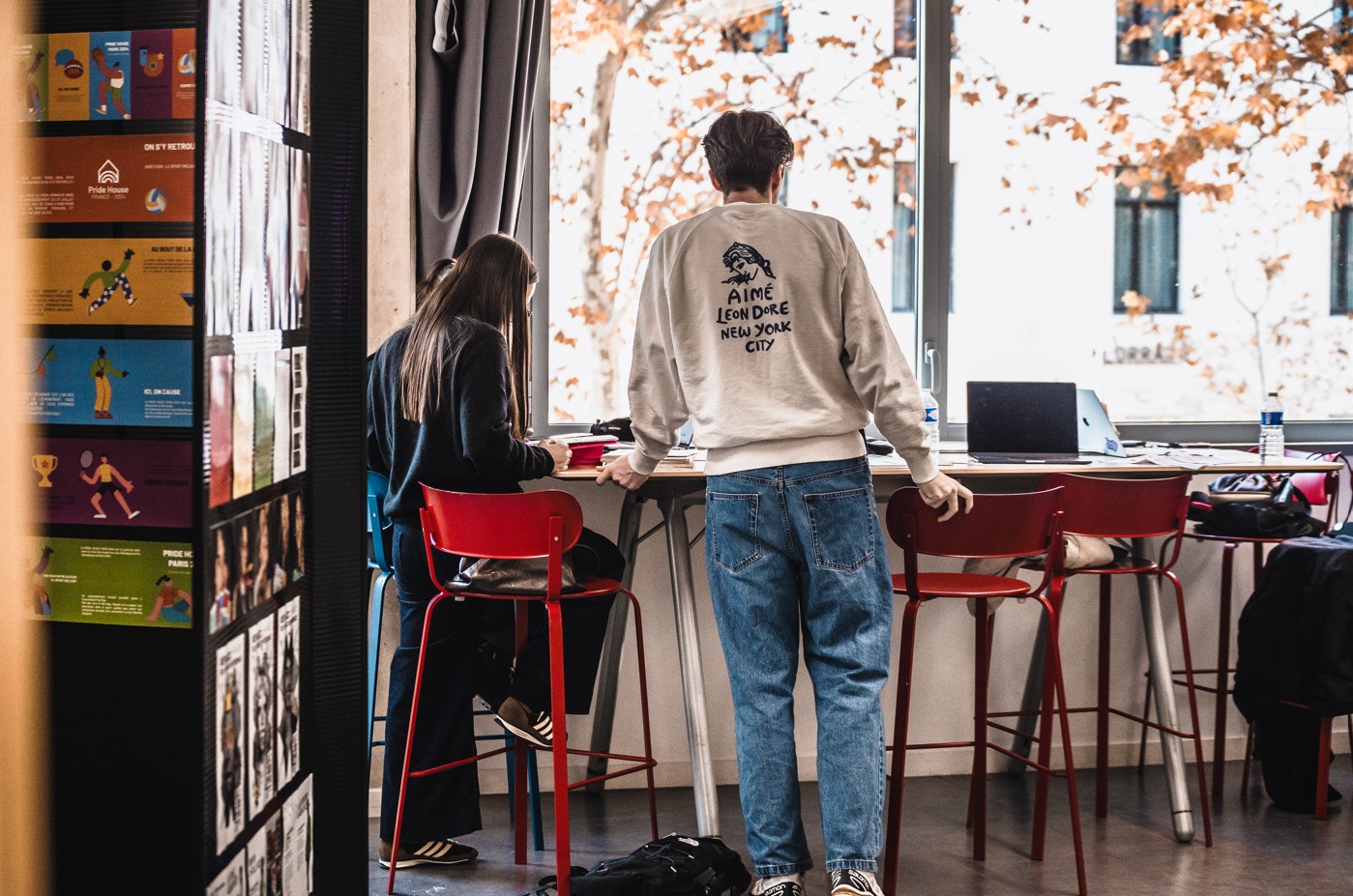 Étudiants travaillant dans une salle de cours à l’ESMA Montpellier.