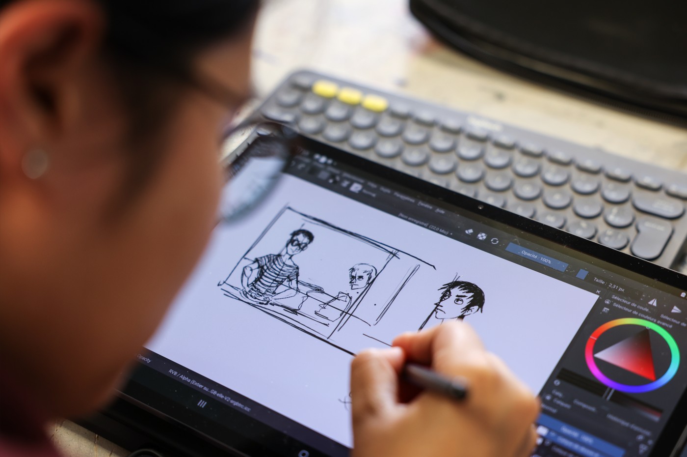 Étudiant de l’ESMA Toulouse réalisant un storyboard numérique en 3D.