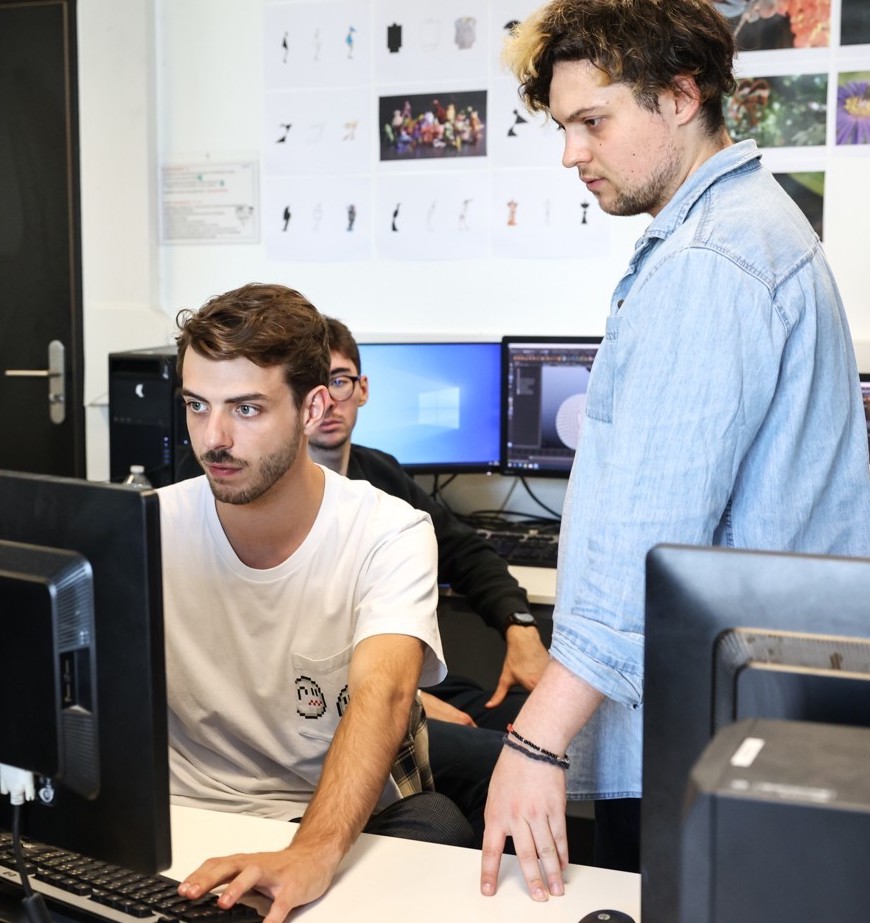 Étudiants de l’ESMA 3D travaillant en groupe sur un projet numérique à Toulouse