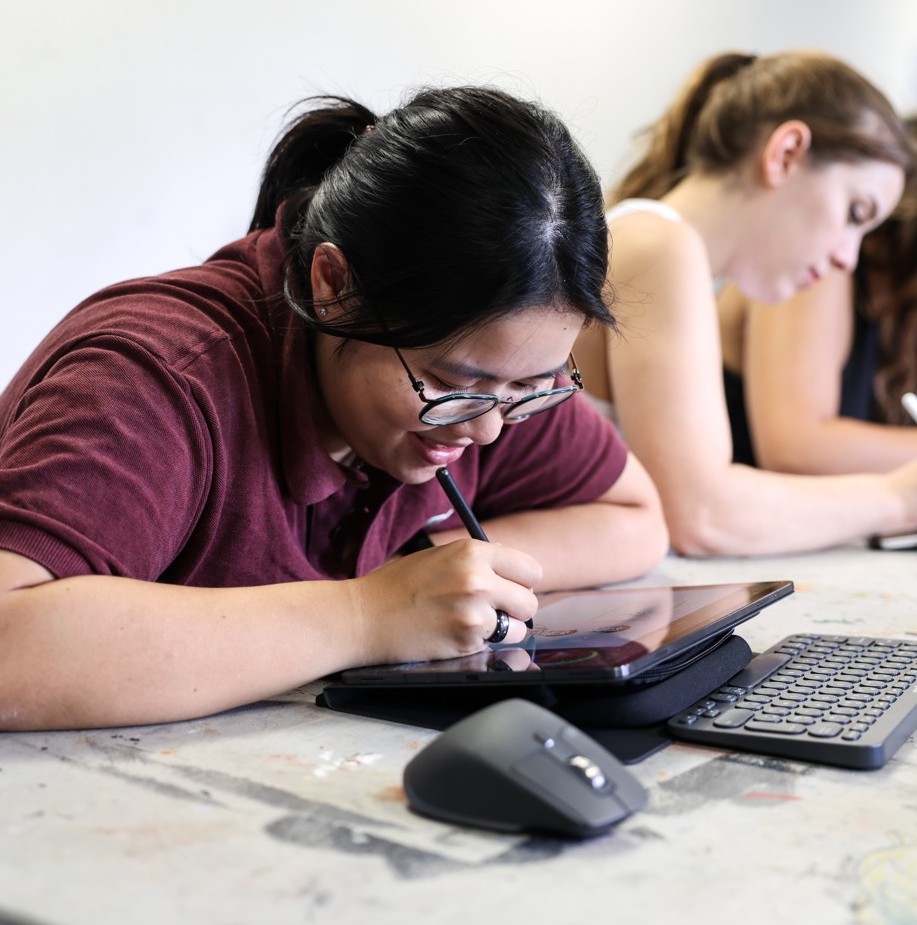 Étudiante de l’ESMA 3D Toulouse travaillant sur un storyboard numérique avec une tablette graphique