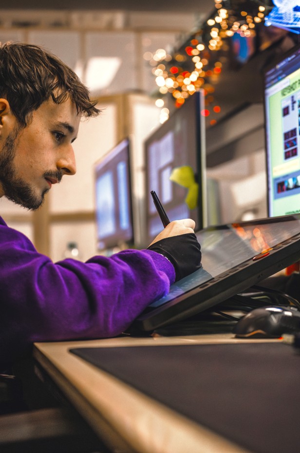Étudiant travaillant sur une tablette graphique à l’ESMA
