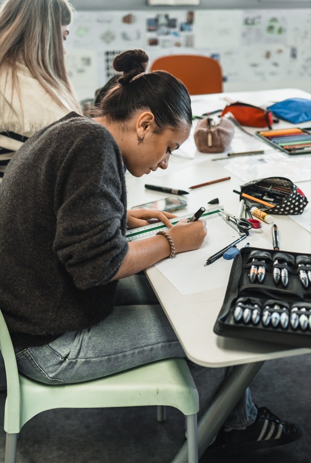 Étudiante en pleine réalisation de dessin technique à l’ESMA Nantes