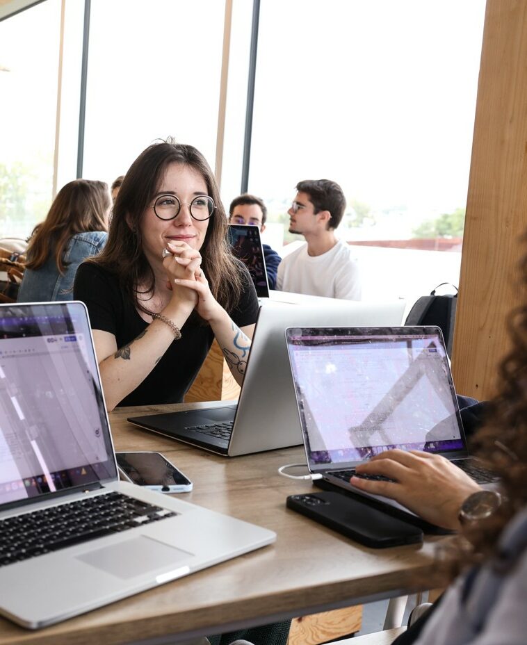 Étudiants de l’ESMA travaillant en groupe sur leurs ordinateurs portables.